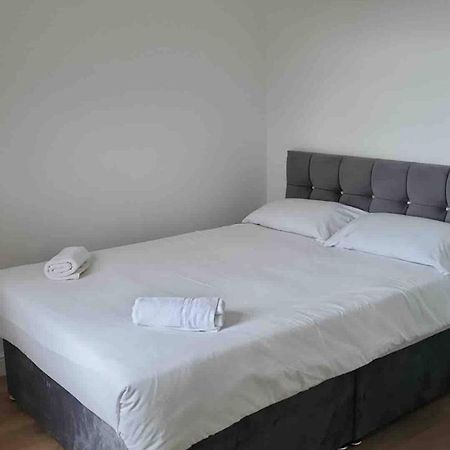 Catherine 5 Bedroom House ครูว์ ภายนอก รูปภาพ