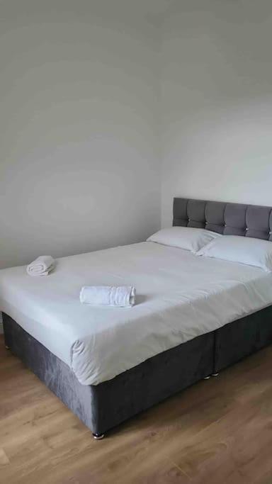 Catherine 5 Bedroom House ครูว์ ภายนอก รูปภาพ
