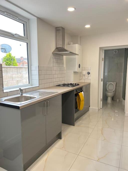 Catherine 5 Bedroom House ครูว์ ภายนอก รูปภาพ