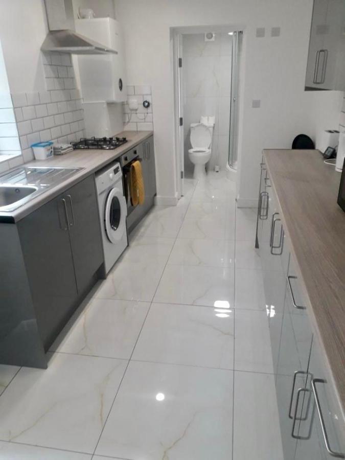 Catherine 5 Bedroom House ครูว์ ภายนอก รูปภาพ