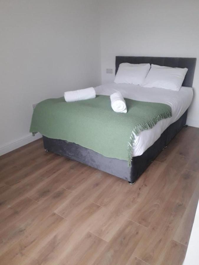 Catherine 5 Bedroom House ครูว์ ภายนอก รูปภาพ