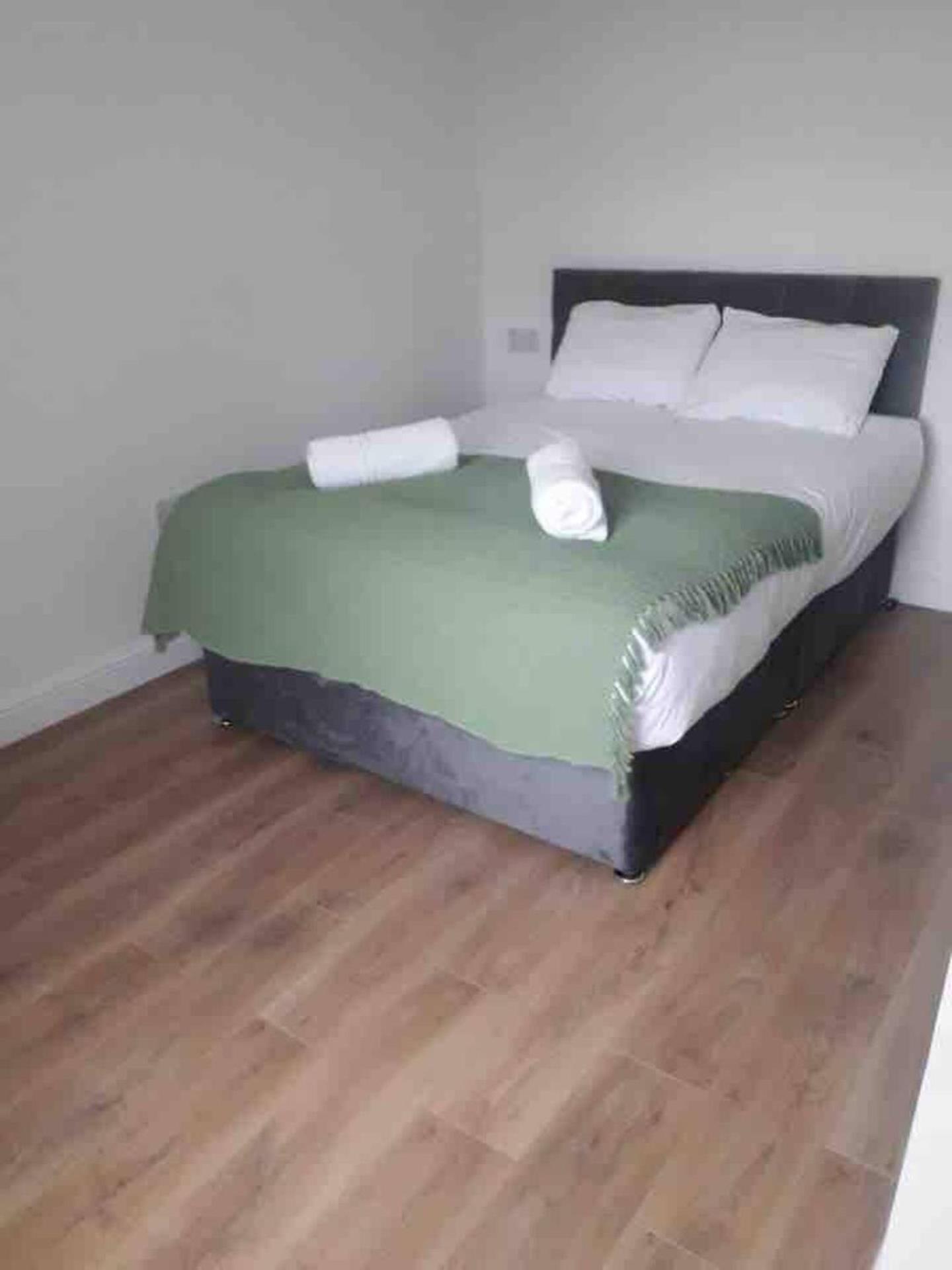 Catherine 5 Bedroom House ครูว์ ภายนอก รูปภาพ